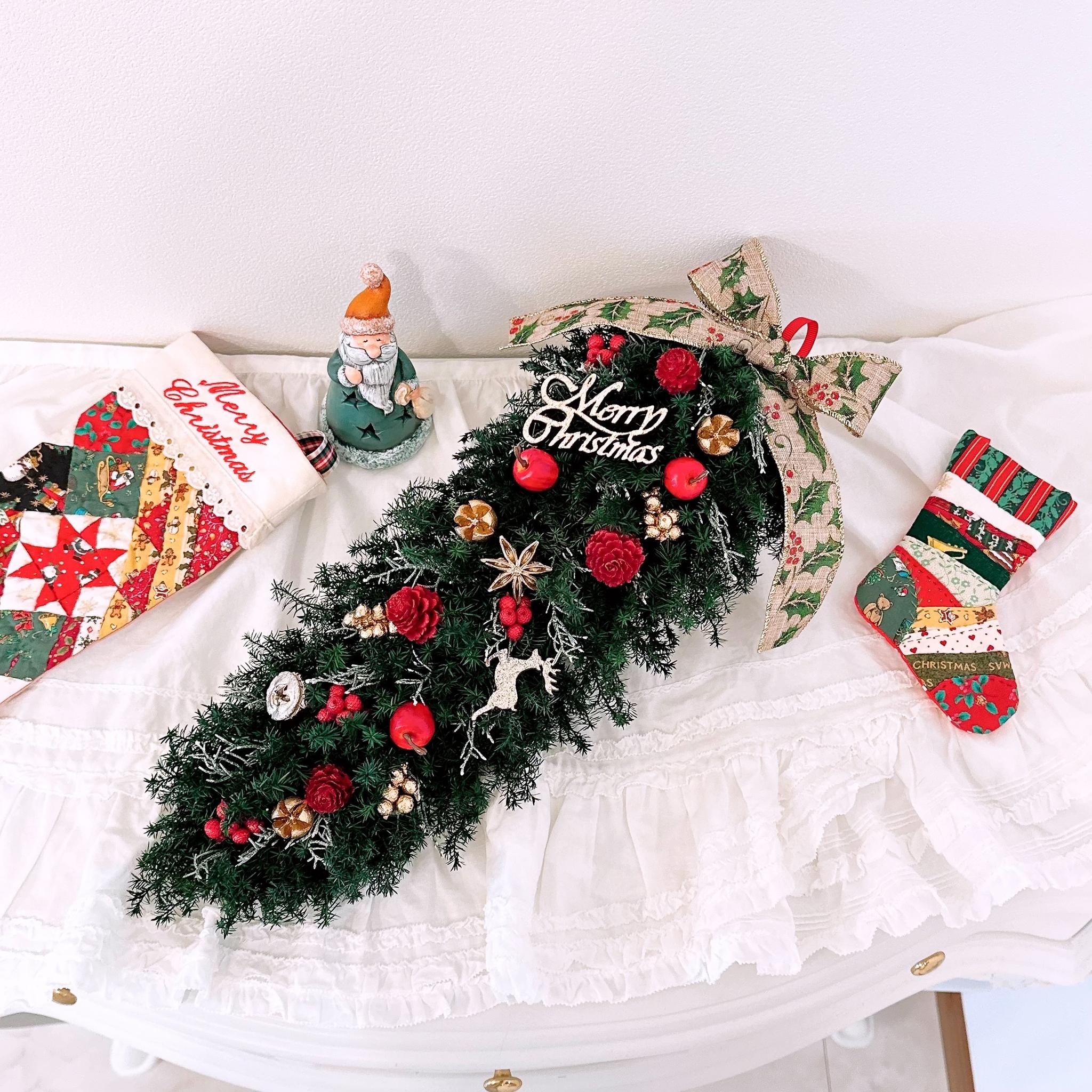 【早割り】クリスマスガーランド 赤とゴールドの華やかな 縦長スワッグ 壁飾り クリスマスインテリア 冬の贈り物 ギフト | 2枚目